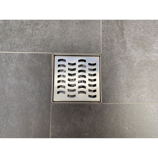 Drain de douche 4 po x 4 po, grille ondulée acier inoxydable