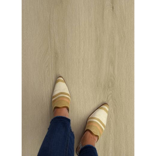 Plancher autocollant chêne clair 6"x36" 2mm 10,5 pi²/boîte