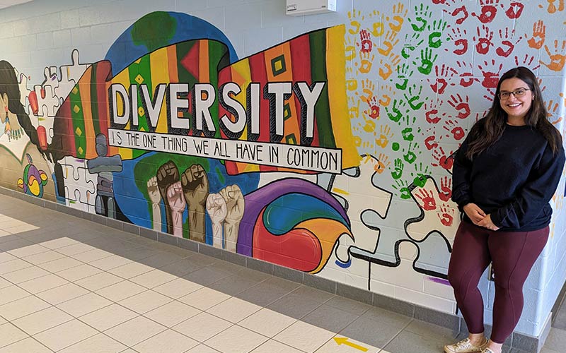 KENT Building Supplies est présent devant une fresque où l'on retrouve le mot «diversité», qui favorise l'inclusion et la communauté.